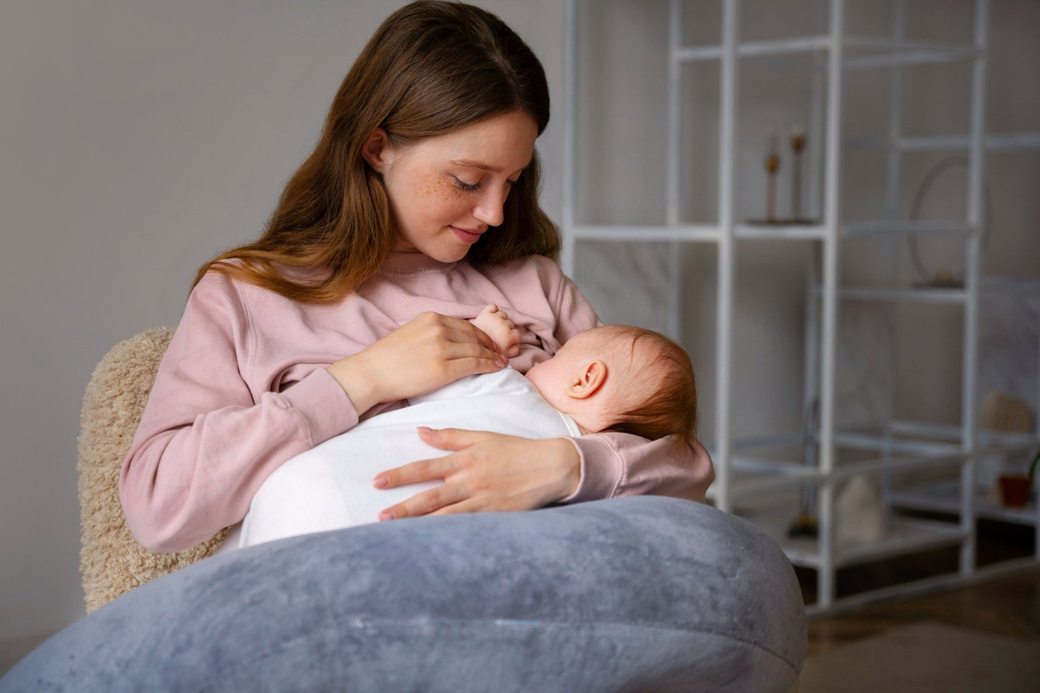 moeder gebruikt momie-zwangerschaps kussen voor borstvoeding